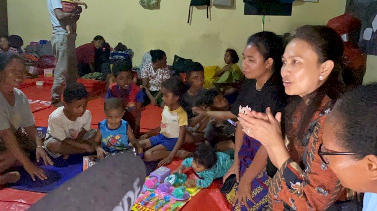 Bawa Keceriaan di Tengah Duka, Ketum Bhayangkari Hibur dan Berikan Mainan untuk Anak-Anak Korban Erupsi Gunung Lewotobi