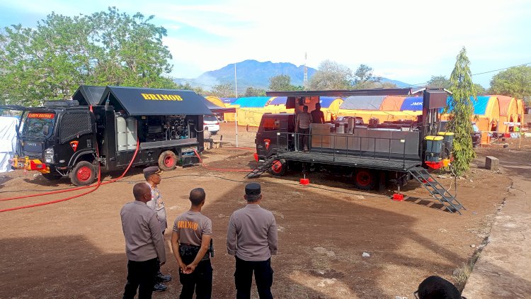 Personel BKO Brimob Polda NTB dan Bali Tiba di Lokasi Pengungsian Gunung Lewotobi