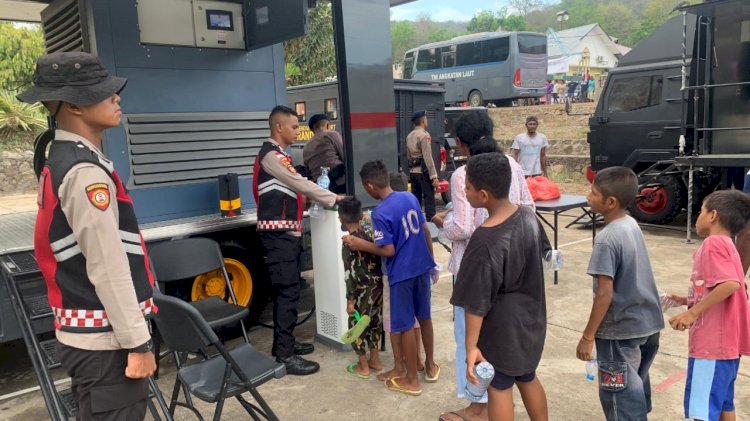 Polri Terus Distribusikan Air Bersih untuk Pengungsi Erupsi Gunung Lewotobi di Flores Timur