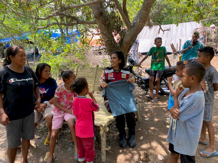 Polwan Polda NTT Bawa Senyum dan Harapan bagi Anak-Anak Pengungsi di Desa Pululera