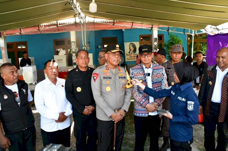 Kapolda NTT Pastikan Pelaksanaan Pemungutan Suara di TPS Berjalan Aman dan Lancar