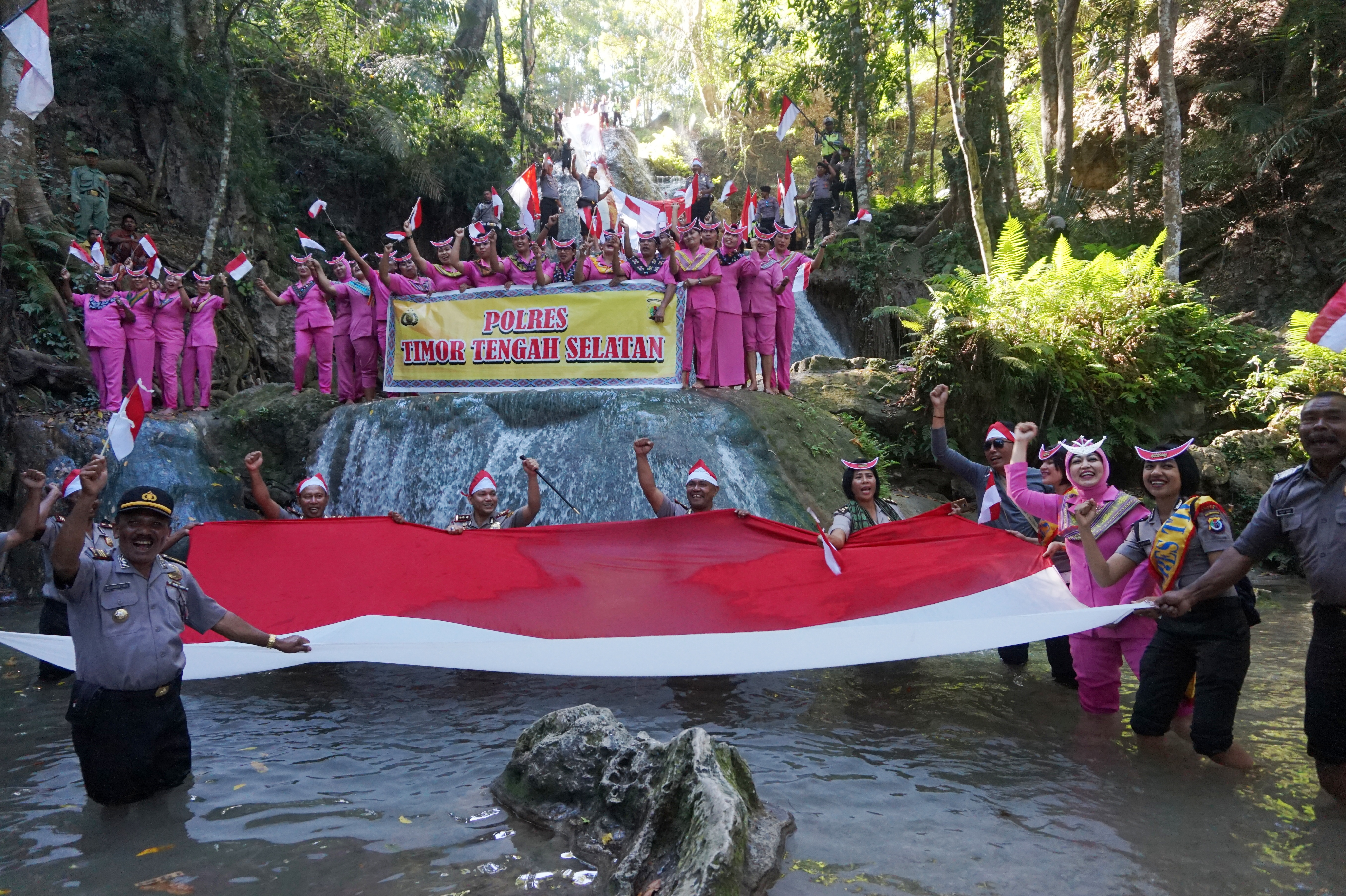 Polres TTS Kibarkan Sang Merah Putih Di Taman Wisata Oe Hala Kab TTS.