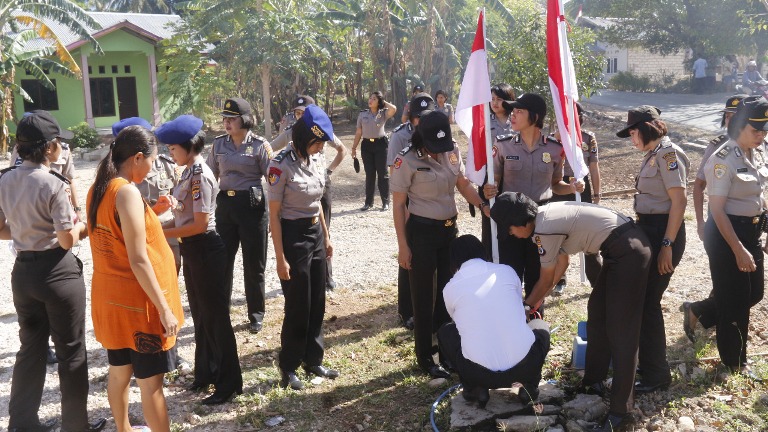 Sambangi Rumah Warga, Polwan Polda NTT Pasang Bendera Merah Putih