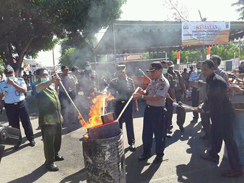 650 Liter Miras dan 186 Barang Bukti dimusnahkan Polres Sikka