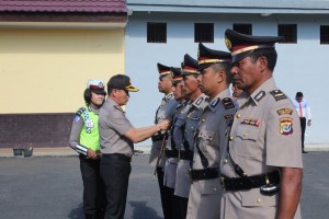 Upacara Sertijab, Kapolres Ngada beri Penghargaan kepada Personil yang Berprestasi