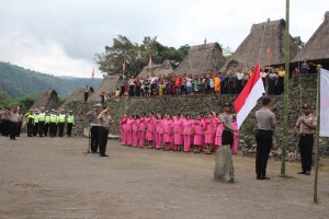 Polres Ngada Kibarkan Sang Merah Putih di kampung Adat Bena