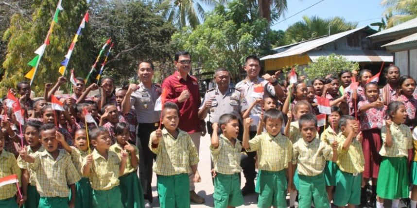 Tim Divisi Humas Mabes Polri dapat  Surprise dari Anak-anak Perbatasan