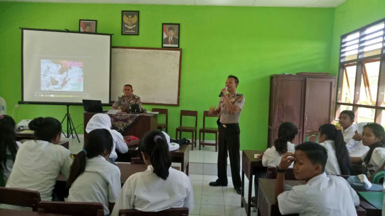 Satbinmas dan Satlantas door to door ke sekolah sampaikan materi tertib berlalulintas dan narkoba