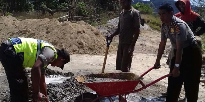 Sambut HUT RI ke 72, Polsek Matawai Lapawu bersama masyarakat bangun lapangan voly