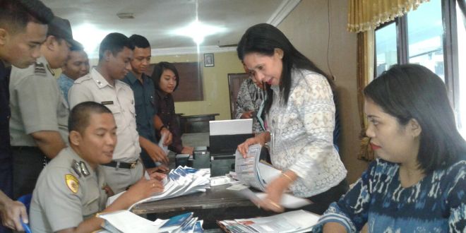 Bersama Bank BRI cabang Waingapu, Polres Sumba Timur sosialisasi dan bagikan kartu ATM Promoter