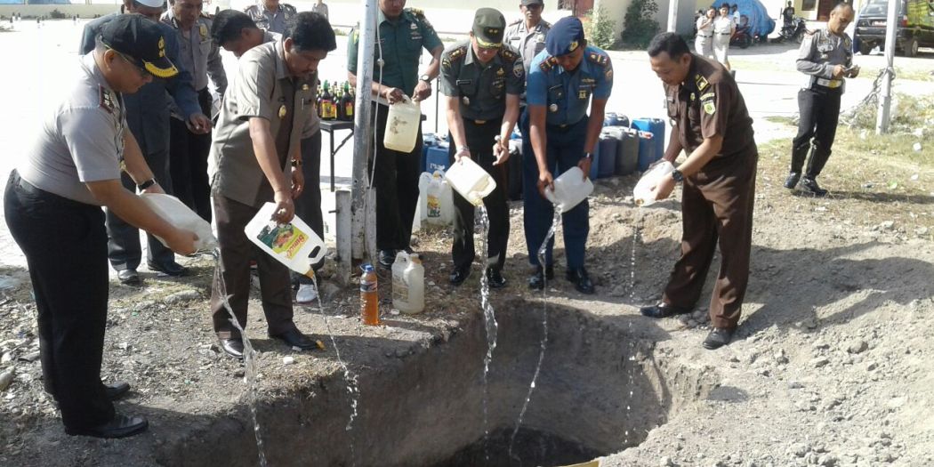 Polres Sumba Timur Polda NTT Musnahkan Ratusan Liter Miras