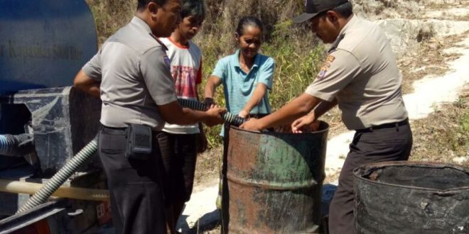 Sadari banyak masyarakat butuhkan air, Sat Binmas Polres Sumba Timur salurkan air bersih