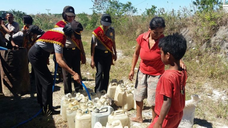 Polwan Sumba Timur hadir untuk masyarakat yang desanya kekeringan