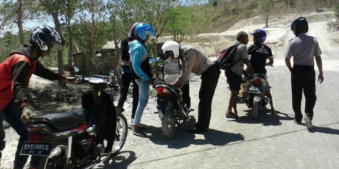 Aparat Polsek Lasiolat Amankan Sebilah Senjata Tajam Yang Disimpan Dalam Jok Motor saat menggelar K2YD