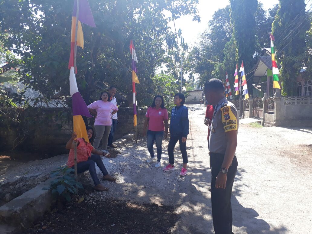 Langsung ke lapangan, Bhabinkamtibmas Bakunase II Kerja Bakti Bersama Warga