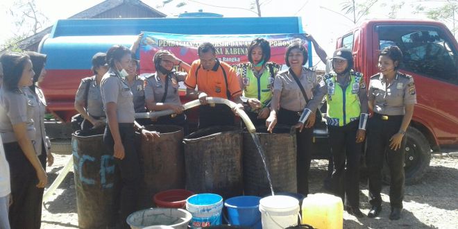 Peduli Sesama di Musim Kemarau, Polwan Polres Belu Bagi Air Bersih di Desa Kabuna