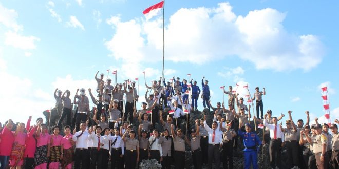 Wujud cinta Tanah Air Polres Rote Ndao melalui pengibaran Bendera Merah Putih di tempat wisata