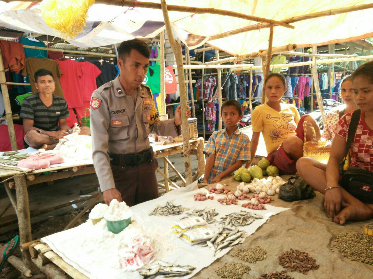 Bhabinkamtibmas himbau penjual dan pemuda pasar hindari minuman keras