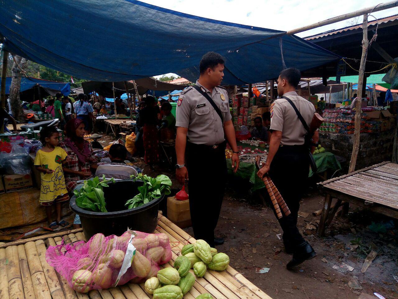 Personil Polsek Kodi himbau masyarakat di pasar hindari perbuatan melanggar hukum