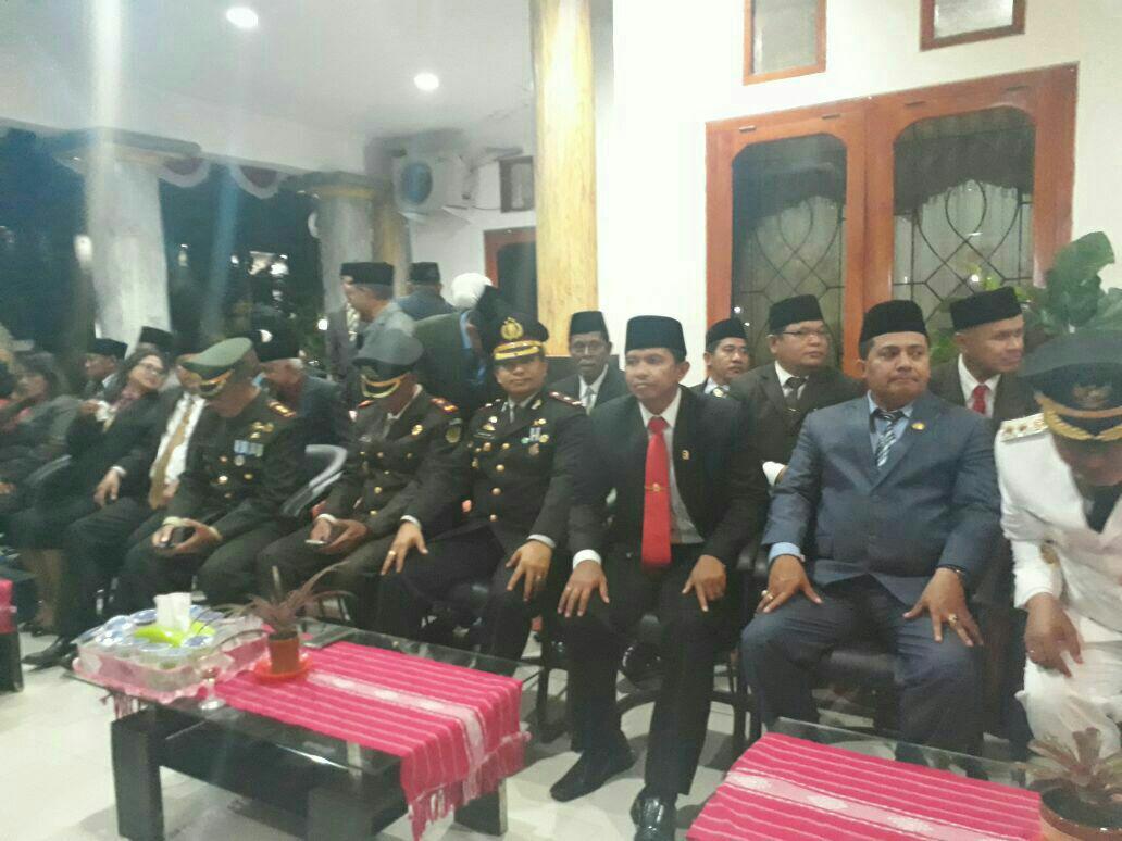 Bupati Sumba Barat Akhiri Tos Kenegaraan dengan penyerahan Hadiah