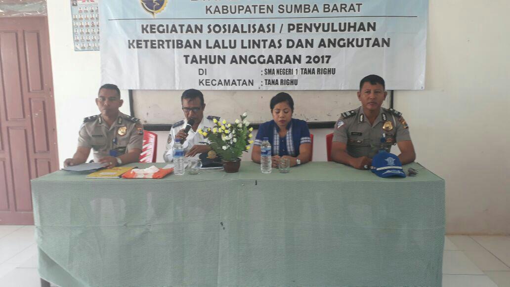 Bersama dinas perhubungan, Sat Lantas Polres Sumba Barat gelar sosialisasi