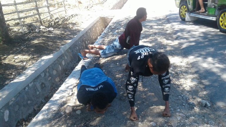 Kedapatan duduk diatas angkutan kota saat kendaraan melaju, tiga remaja diberikan pembinaan fisik.