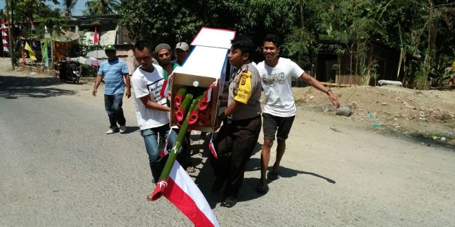 Sambut HUT RI ke-72, Bhabinkamtibmas Rinbesi bersama masyarakat gotong royong Pasang Gapura