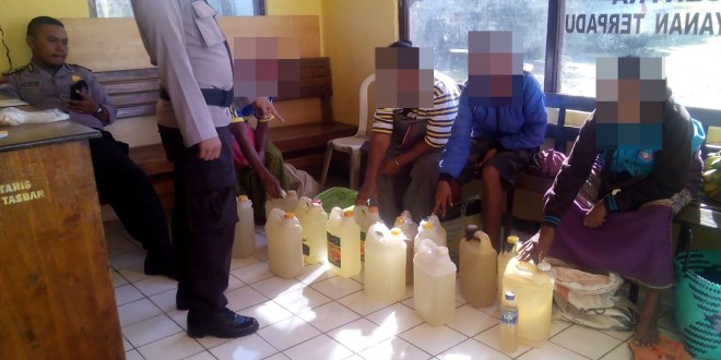 Gelar Razia di pasar mingguan Halilulik, Polsek Tasifeto Barat Sita Puluhan Liter Minuman Keras