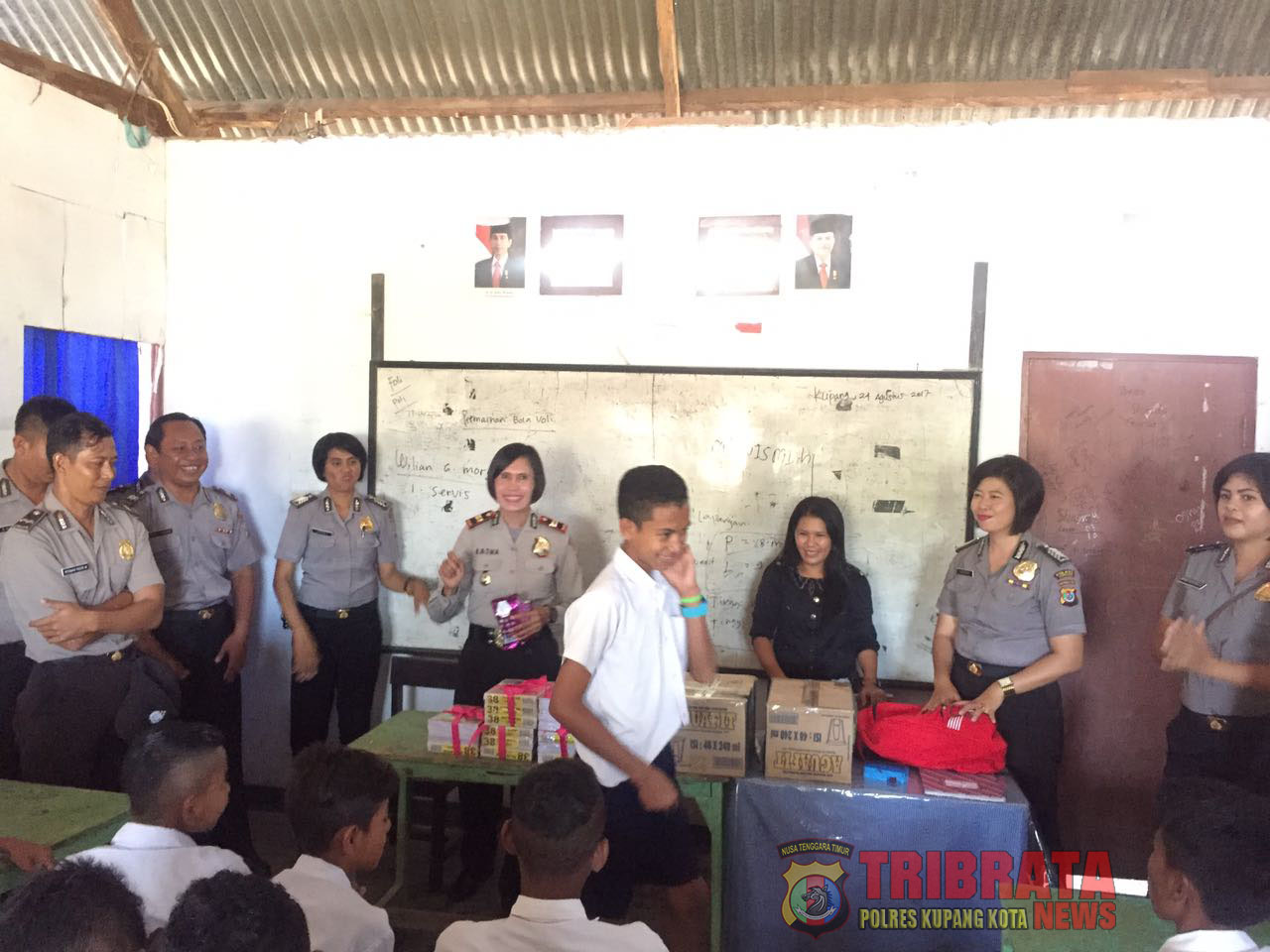 Goes To School, Polwan Polres Kupang Kota Bagikan Pengetahuan dan Bantuan