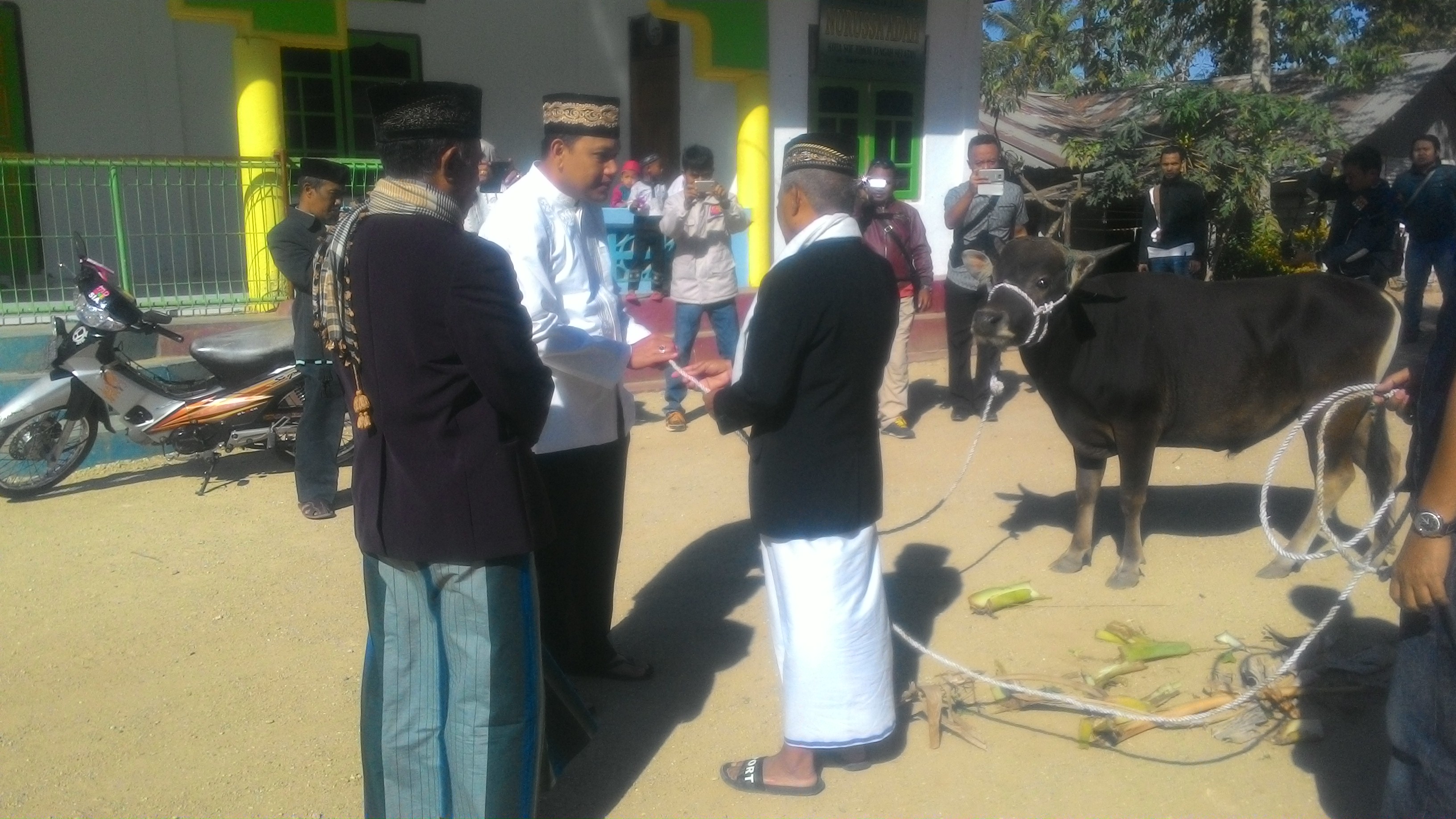 Kapolres TTS Serahkan hewan Kurban kepada pengurus Masjid dan kepada Majelis Taqlim Qolbu Salim