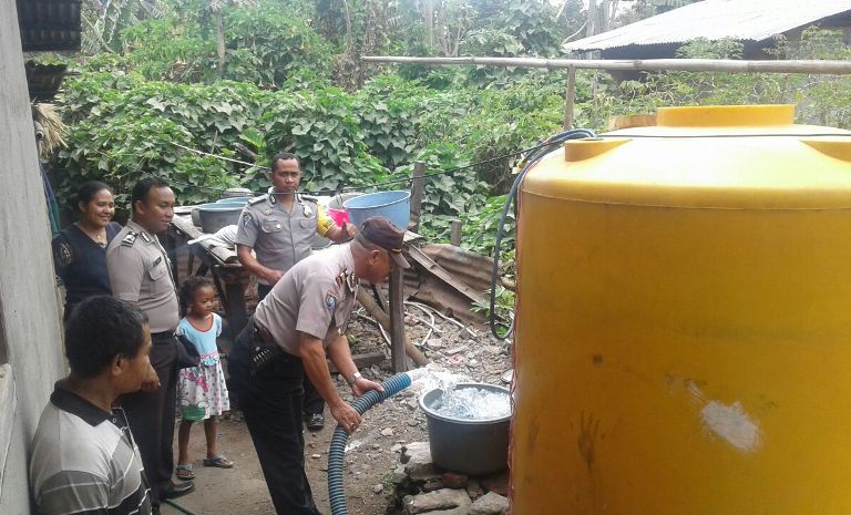 Polres Ngada bagi-bagi Air Bersih