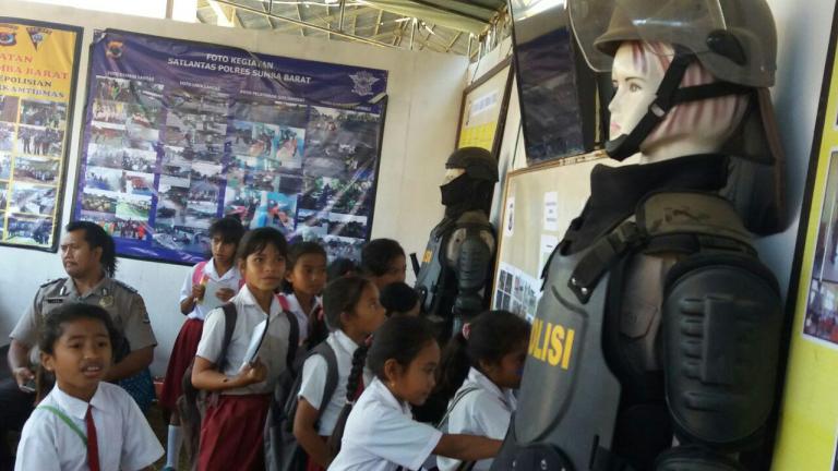 Stand Pameran Polres Sumba Barat dibanjiri para pelajar