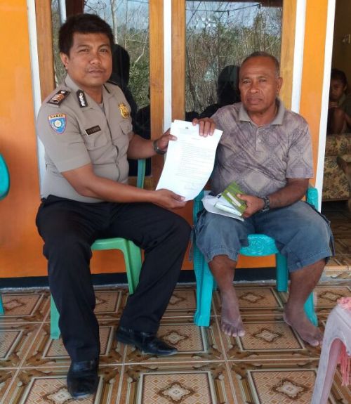 Kanit Binmas Polres TTS Bagikan Selebaran Himbauan cegah Kebakaran hutan dan lahan