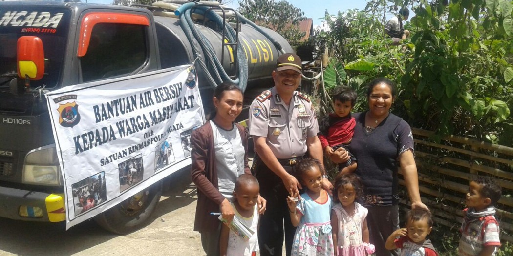 Bersama instansi terkait, Sat Binmas Polres Ngada bagikan Air bersih