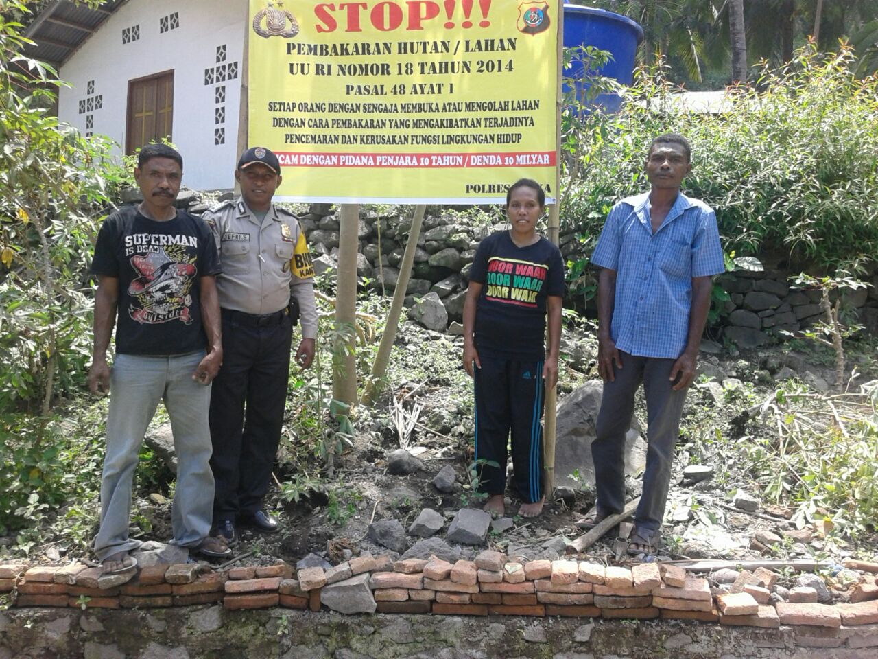 Lewat Spanduk Bhabinkamtibmas Desa Sikka sampaikan Himbauan larangan Karhutla