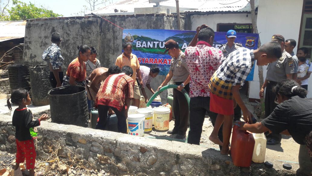 Dampak Kemarau Panjang, Polres Sikka Beri Bantuan Air Bersih pada Warga