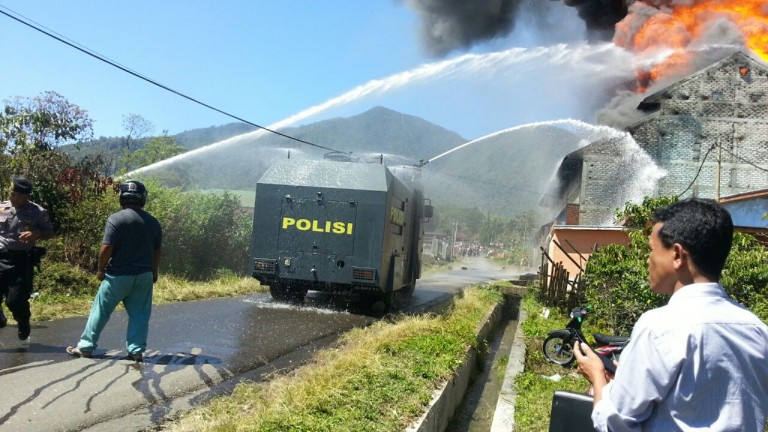 POLRES MANGGARAI BANTU PADAMKAN KEBAKARAN GUDANG DI RUTENG