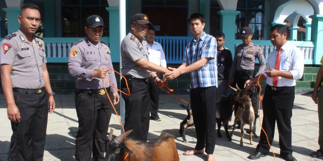 Kapolres TTU bersama Anggota Muslim Polres TTU ikut berkurban dalam perayaan Idul Adha.