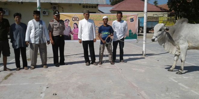 Turut berkurban, Polres Sumba Timur serahkan 2 ekor sapi dan 2 ekor kambing kepada Imam Masjid Nuru Ikhlas