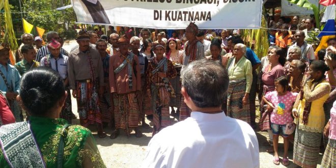 Aparat Polsek Miomafo Timur amankan penjemputan serta perarakan Yubilaris Pater CYRILLUS BINSASI  C.SS.R