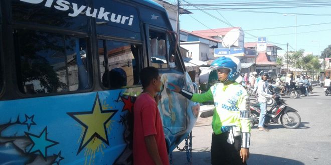 Sat Lantas Polres Sumba Timur tertibkan kendaraan yang parkir liar di ruas jalan