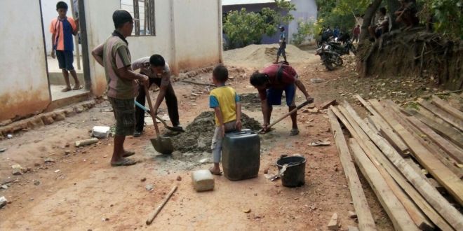 Bersama warga, Kanit Binmas Polsek Pinupahar kerja bakti bangun Gereja