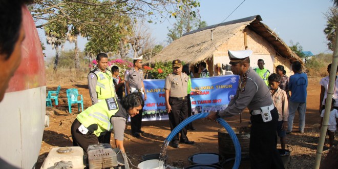 Peduli Sesama, Sat Lantas Polres Sumba Timur Salurkan Air Bersih