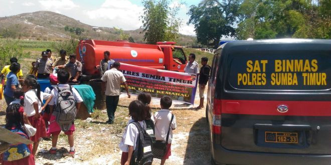 Bersama Badan Penangulangan Bencana, Sat Binmas Polres Sumba Timur salurkan air bersih