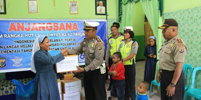 Satlantas Polres Sumba Timur beri bantuan sembako dan kenalkan rambu lalulintas