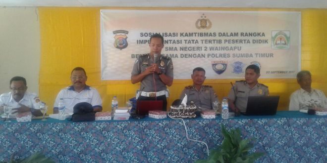 Sambangi SMA 2 Waingapu, Polres Sumba Timur sampaikan materi narkoba dan lalulintas