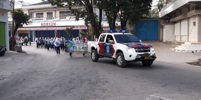 Anggota Polres Belu Kawal Gerak Jalan Santai Sambut Tahun Baru Islam 1 Muharram 1439 H