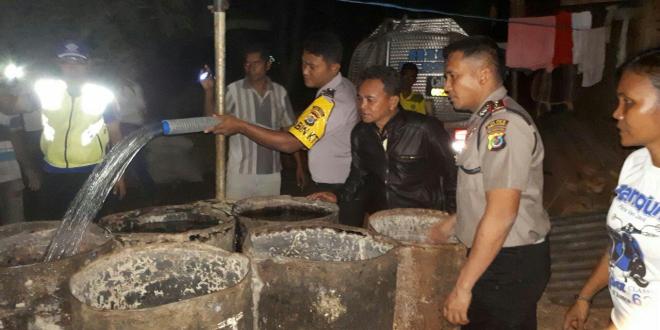 Bersama Bhabinkamtibmas, Kapolsek Laura bagikan air bersih kepada masyarakat