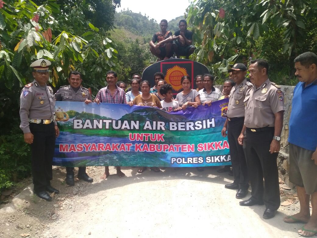 Sambut HUT Polantas ke 62, Polres Sikka Bagikan Air Bersih Pada Warga