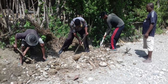 Bersama Warga Desa Sikun, Kanit Binmas Polsek Malaka Barat Kerja Bakti Bangun Dinding Penahan Jalan